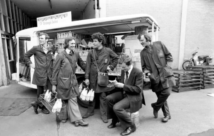 1975 Bishopsgate Depot. "Colin Wills with milkmen from Clifton Street depot of Express Dairy". Noel Keady identifies "110 Clifton Street, London EC2A 4HT. Depot No 11/2/508, District 7." (Courtesy mediastorehouse.com)