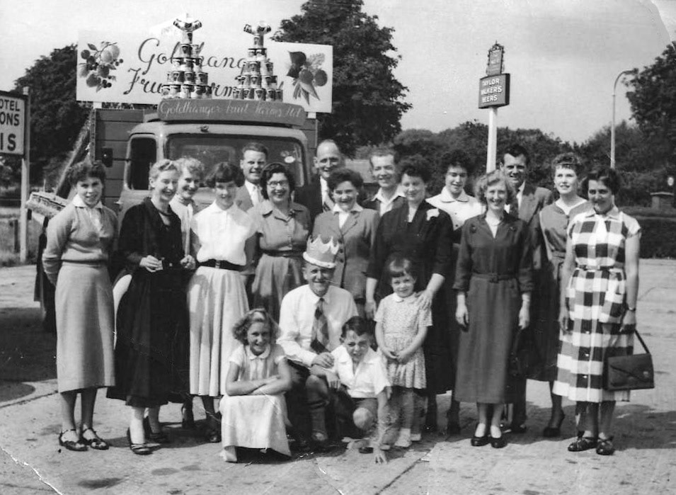 1950's Goldhanger Fruit Farms summer outing (Courtesy Susan Martin, from http://www.churchside1.plus.com/Goldhanger-past/Cohen.htm)