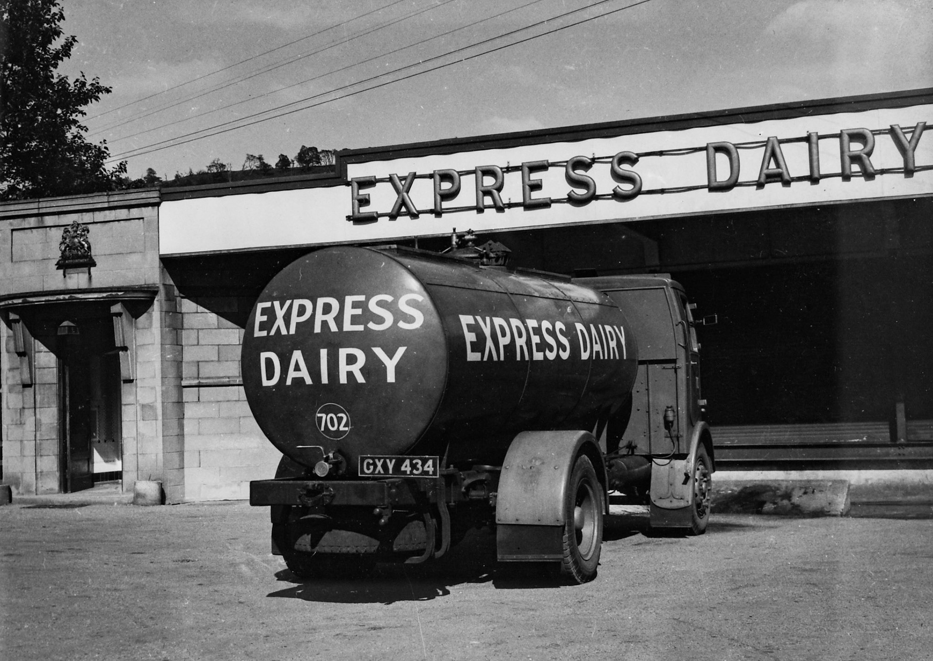 1950's Rowsley Dairy loading bank, with rigid tanker Co. No: 702, Reg:GXY 434  (Courtesy Derbyshire Record Office, donated in March 1985; they had previously belonged to the donor's father, who was an electrical engineer with the dairy.)