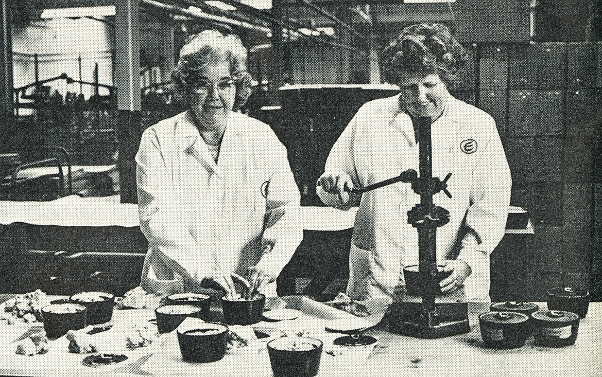 1972 June Bowyer and Jill Fendell packing individual pots