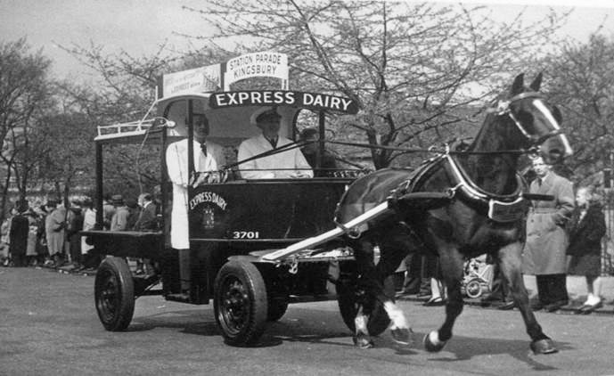 Horse drawn float from Station Parade, Kingsbury (Courtesy Richard Gaylard)