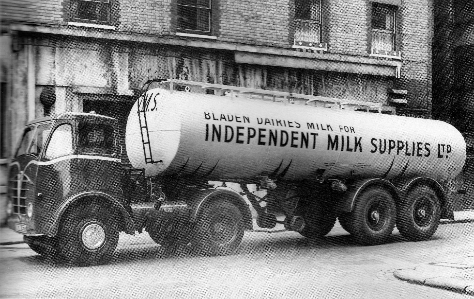 1950's Bladen Dairies tanker KGW 157, new in 1949. "Foden produced a very pleasing cab in the early post-second war period as seen in this view of a smart "FG" hauling a tandem axle milk tank. The running gear for the trailer was produced by Dysons and the single tyres on the tank look most impressive" (Courtesy Don Reid, Flickr, CAL Wright Collection)