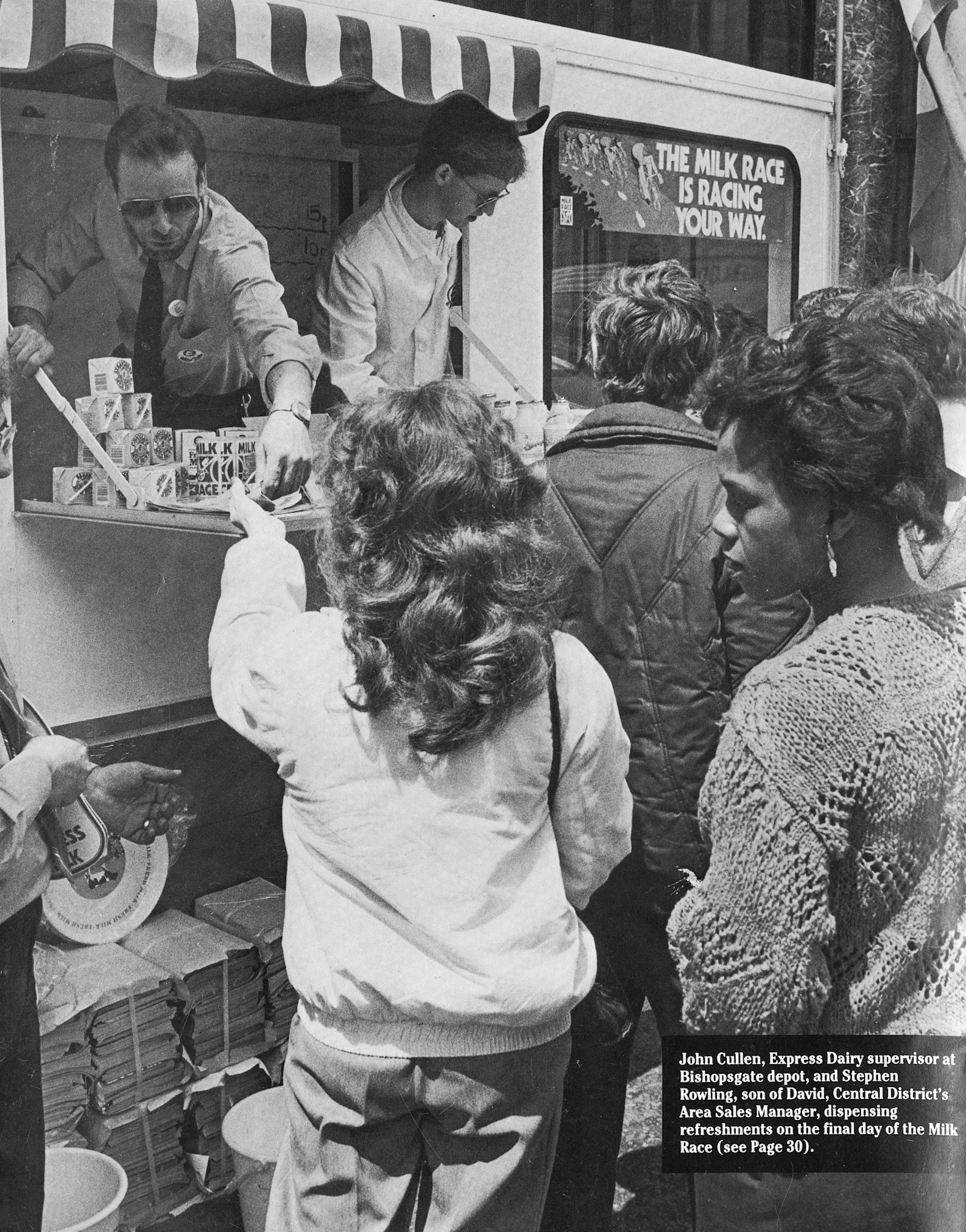 1986 John Cullen, supervisor at Bishopsgate Depot and Stephen Rowling (son of David Rowling) dispense refreshments on the final day of the Milk Race