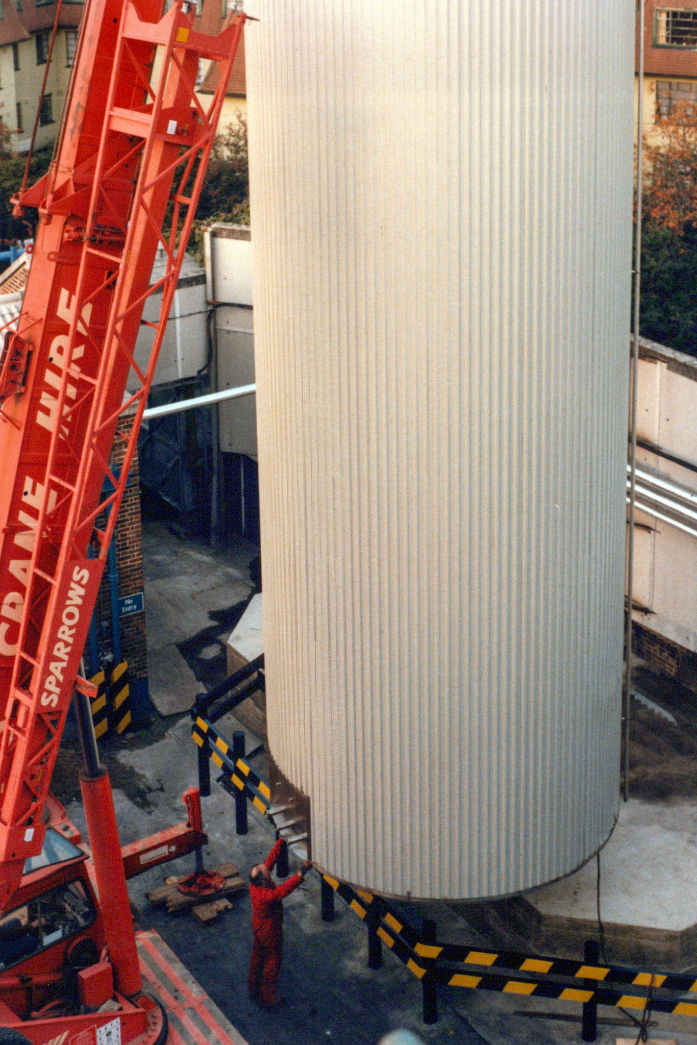 1985 Erection of new 30,000 gallon milk silo at Express South Morden