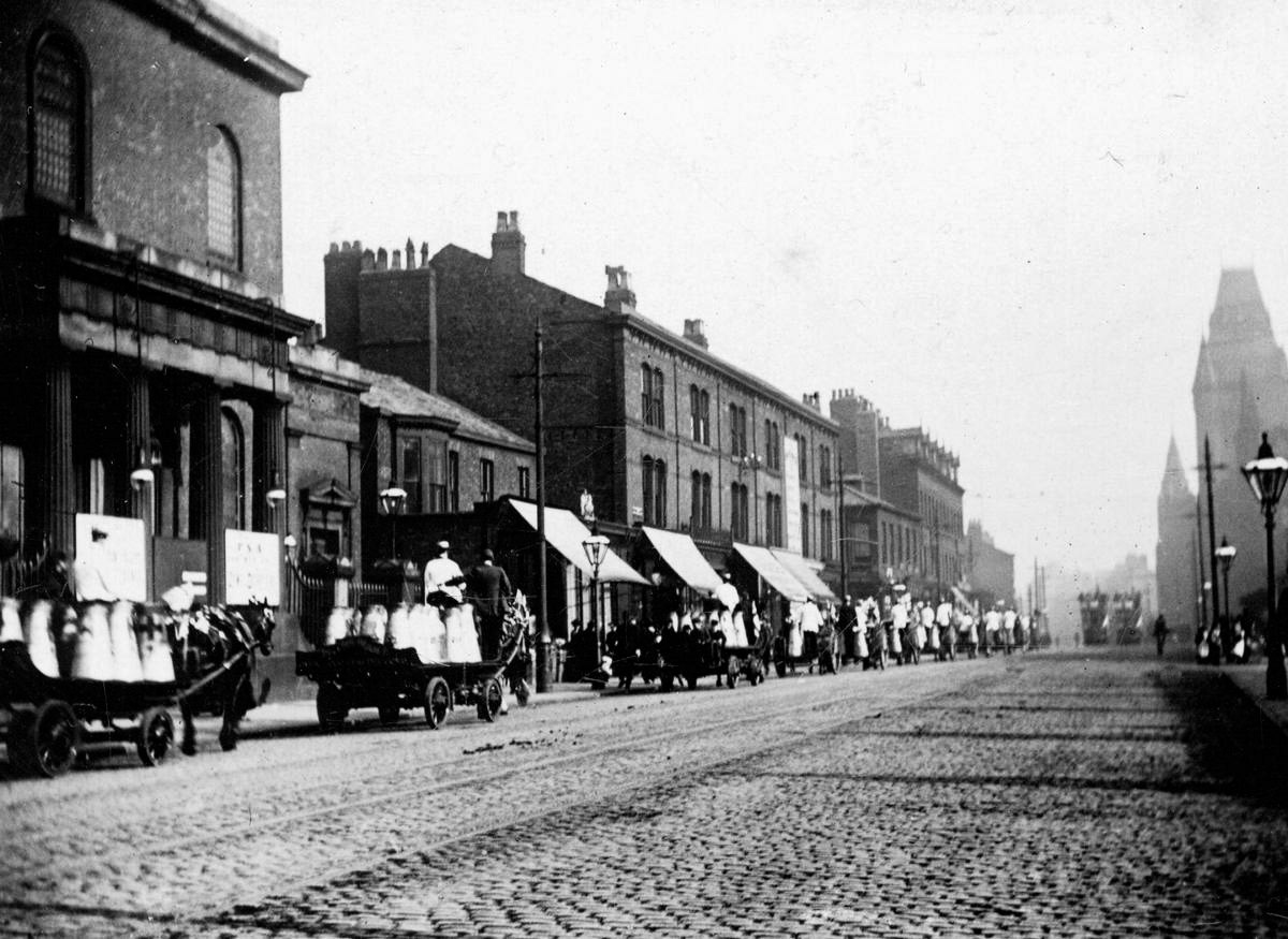 1920 Burgess Creamery, milkmen and milk carts, Gartside Street, Manchester (Image courtesy of Manchester Libraries)