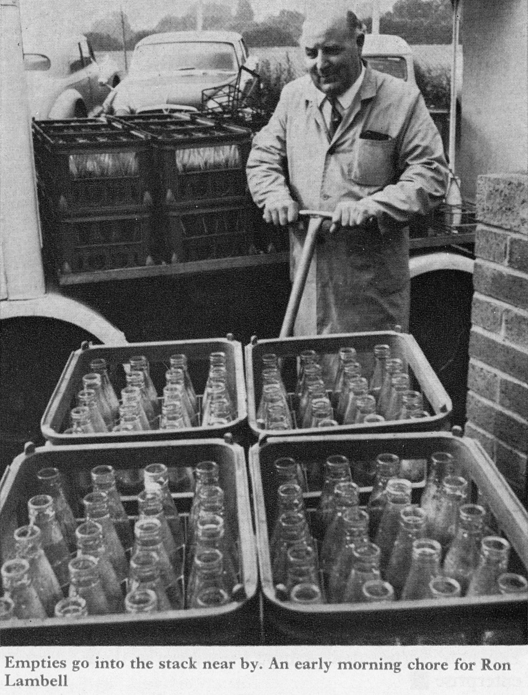 1973 Ron Lambell loads empties