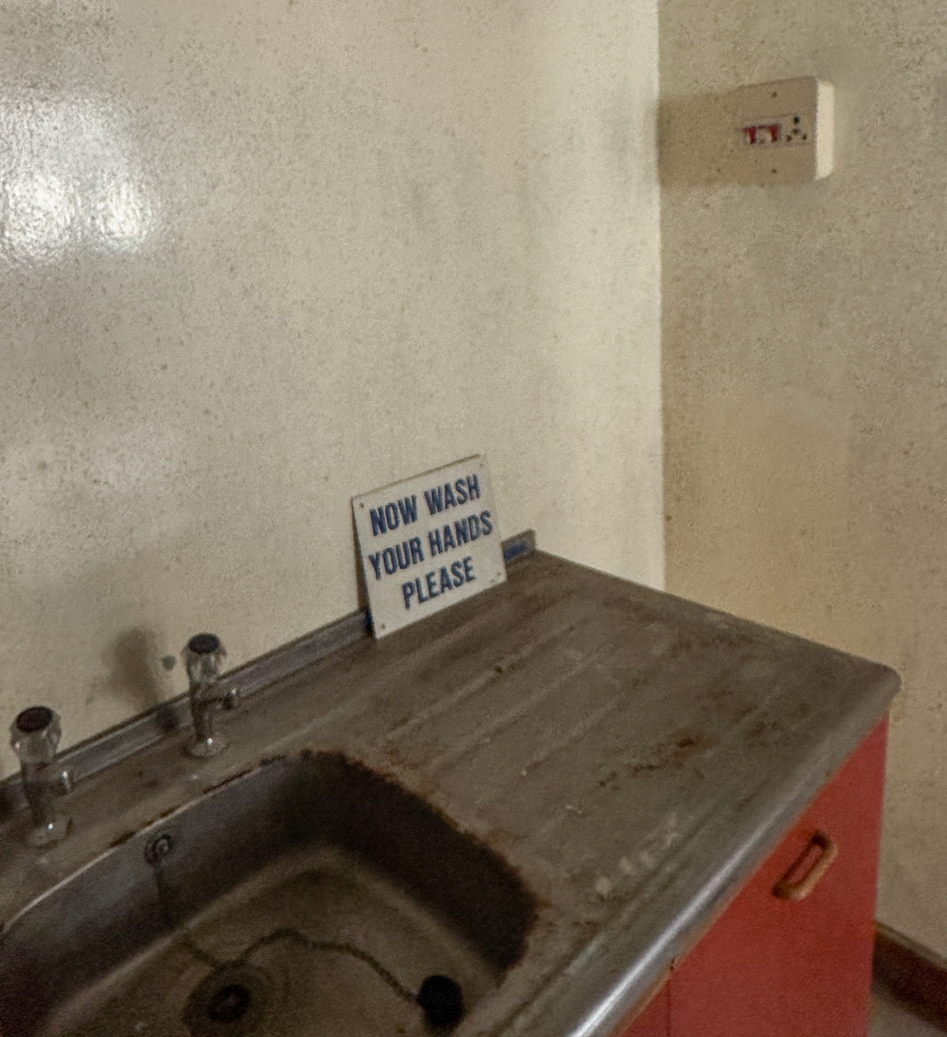 2026, May. Kilmaurs Creamery photos from site visit-washing up and toilet facilities adjacent to the room believed to be used as a laboratory. (Photos by Peter Roper, visit by courtesy of Fiona Edgar)
