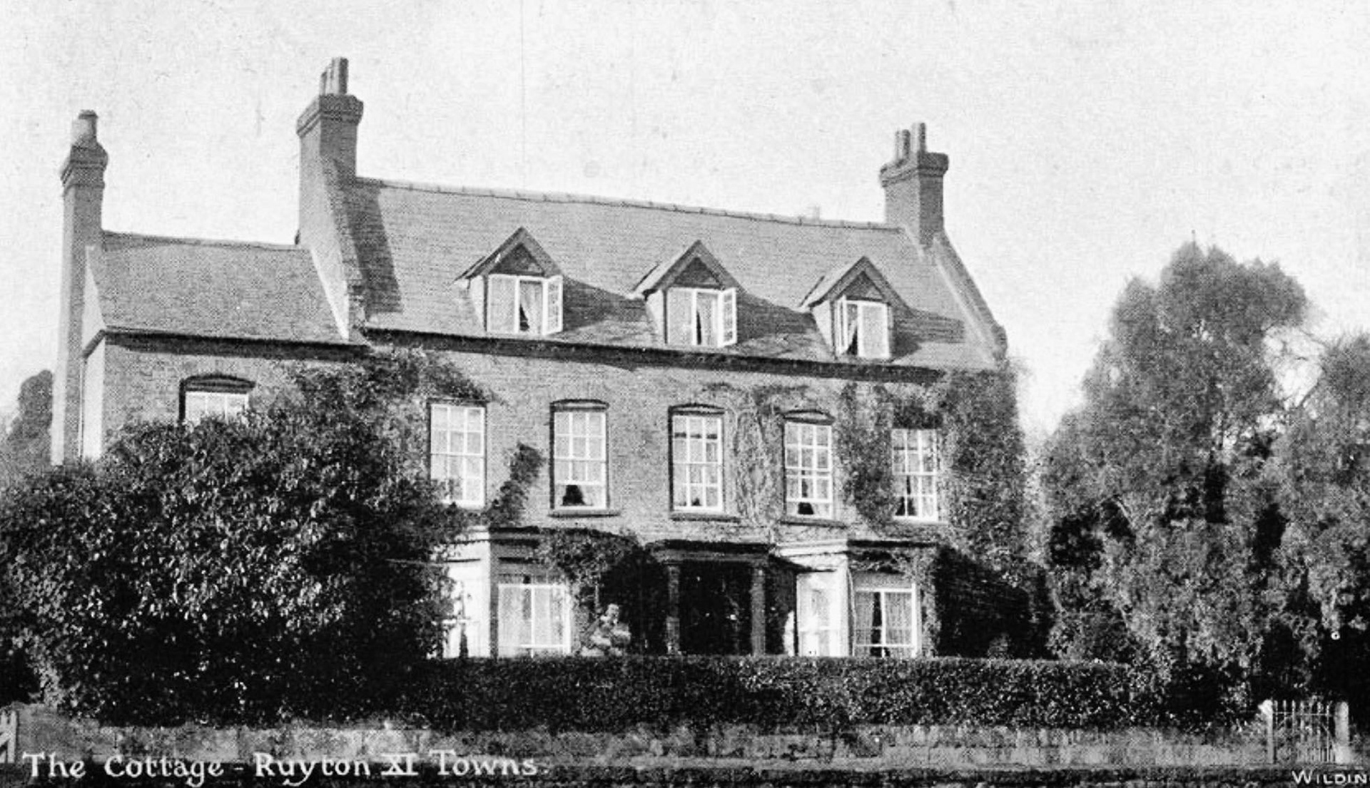 1900's The Cottage, Ruyton XI Towns. John Guest comments "The dairy was later built on this land.'The Cottage' used to stand along School Road-the house was demolished and the land became part of the dairy, now Pentons Haulage and Cold Stores." (Courtesy Lin Keska)