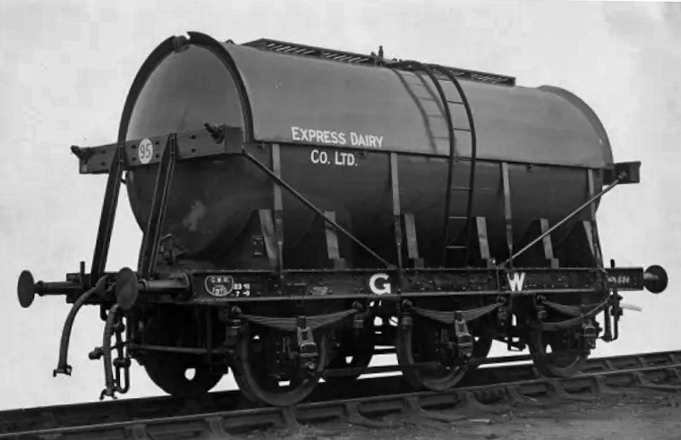 1946 Express Dairy 3000 Gallon Milk Tank, No. 1970, built in 1946 to diagram O54. (Courtesy STEAM - Museum of the Great Western Railway)