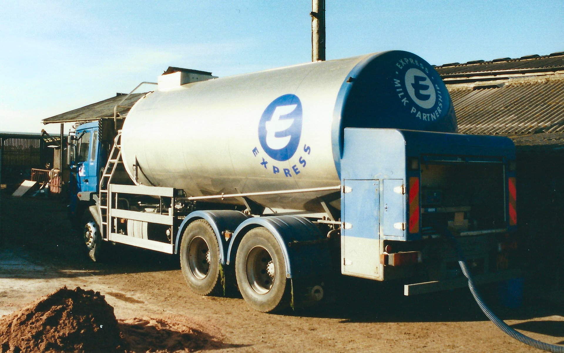 1999 Minsterley. "Bulk farm Volvo FL6 in action. I thought this photo was taken at Malehurst, but after a quick look at Google Earth, I'm now not so sure..." Courtesy Steve Rodenhurst)