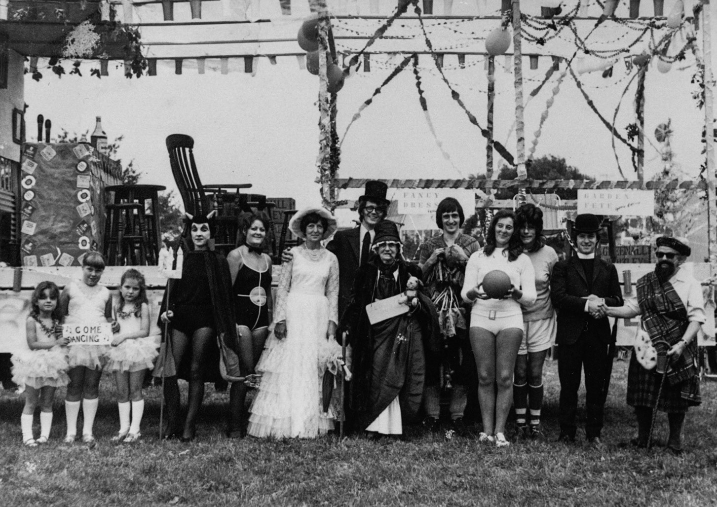 1953 Queen's Coronation (mainly agreed!). Sheila Speake identifies, from left: 1 Debbie Speake, 2 Fiona Lewis, 3 Johanne Speake, 4 Betty Davis?, 5 Liz Carswell, 6 Shirley Lewis (Speake), 7 Peter Speake, 10 Merle Thomas, 12 John Williams. (Courtesy Joe Lyons)