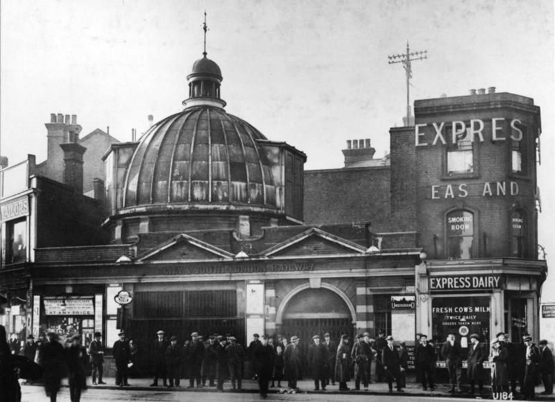 1916 Express Dairy tea rooms on corner by Elephant and Castle station on the City and South London Railway (now the Northern Line), with original domed roof. (Courtesy London Transport Collection)