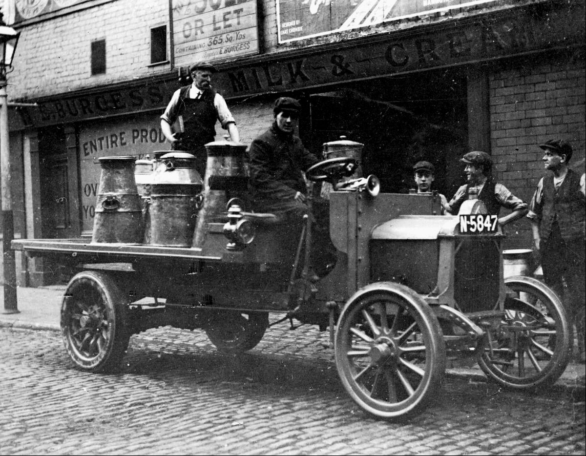 1926 Burgess Creamery, latest technology milk truck N5857, Gartside Street, Manchester (Image courtesy of Manchester Libraries)