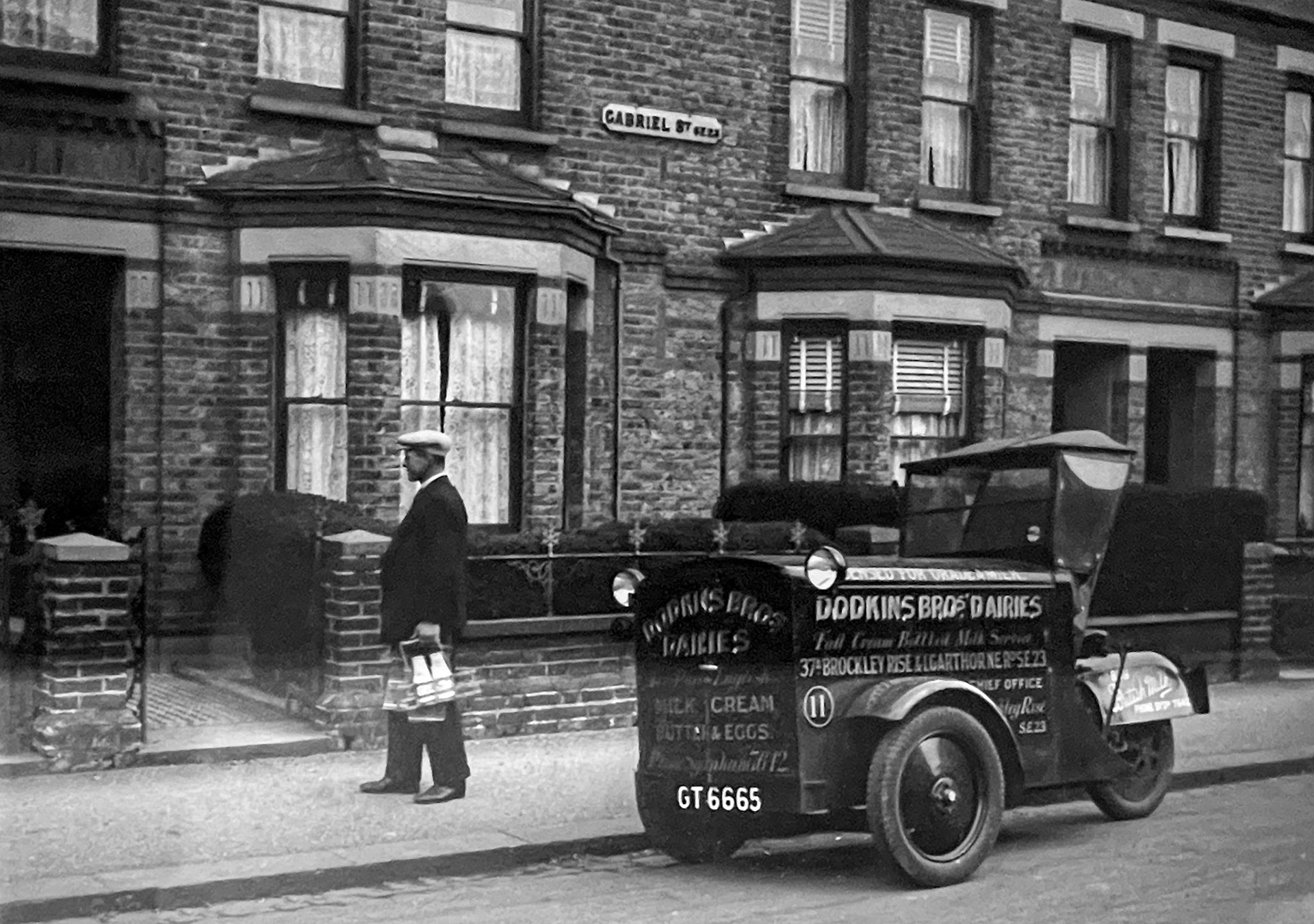 1932 London milkman from Dodkins Bros, Gabriel Street, Honor Oak. (Courtesy Museum of English Rural Life)