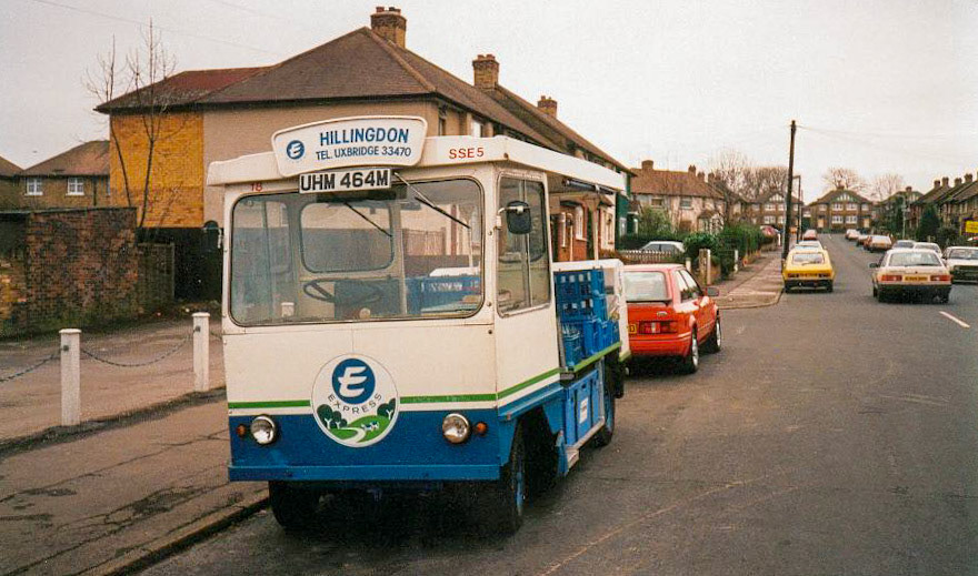 1987 Hillingdon Small Cabac, Reg UHM 464M Fleet: SSE5. Dave Fane comments "My Escort XR3i behind the float, this was taken 1987/ 1988." (Courtesy Michael Aldread)
