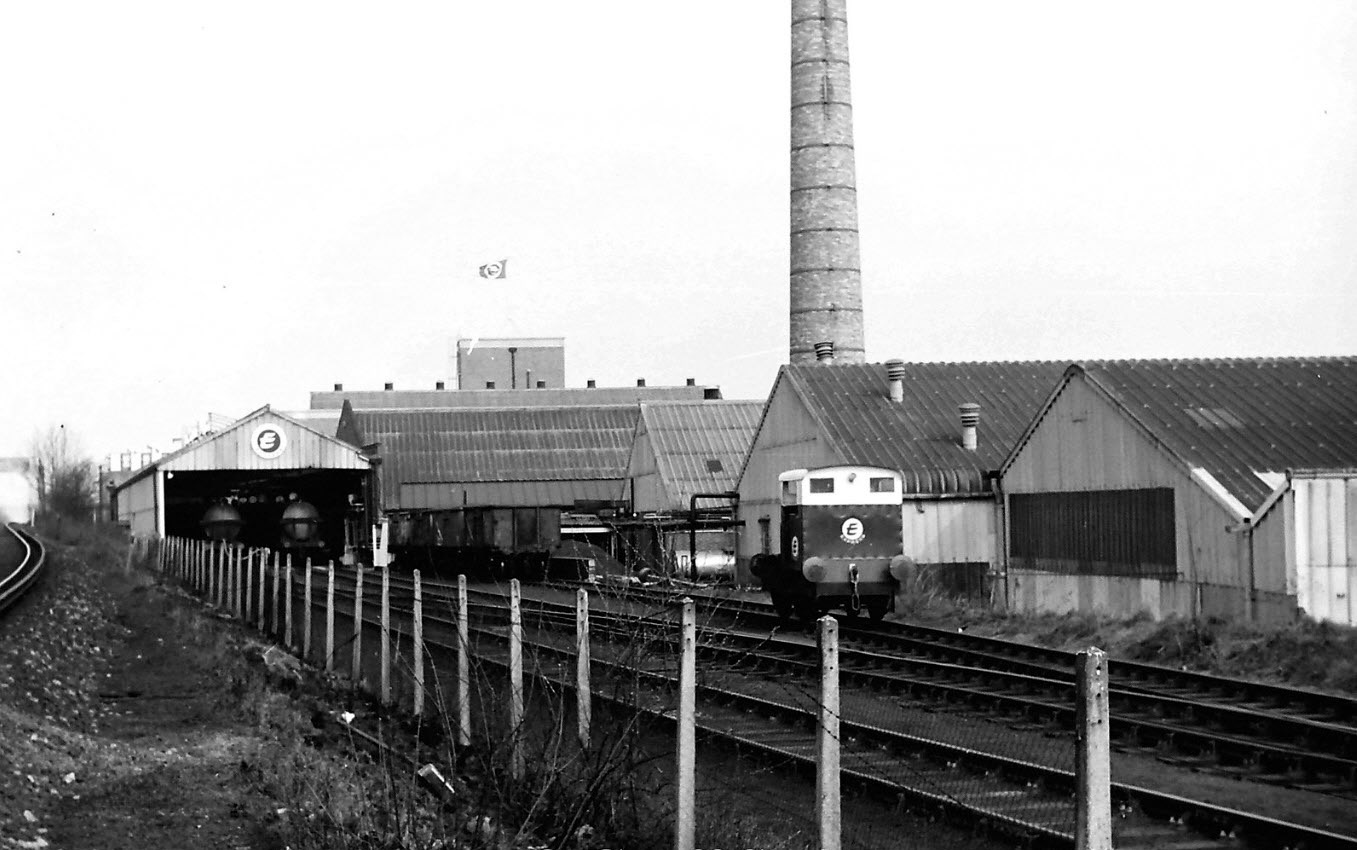 1970's Ruston 48DS 235511 in the rail siding, with milk tanks under cover-probably 14 that day as they are stabled right up to the end of the rail reception bay. (Courtesy Geoff Smith)