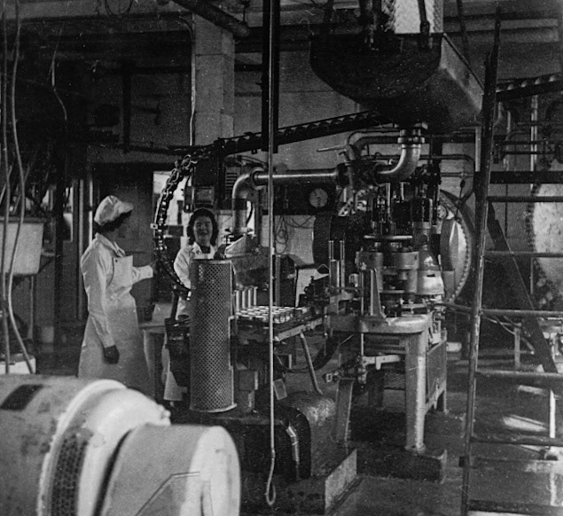 Monica Corfield thinks the lady in the background may br Doreen Bailey nee Jones. (Courtesy Joe Lyons)