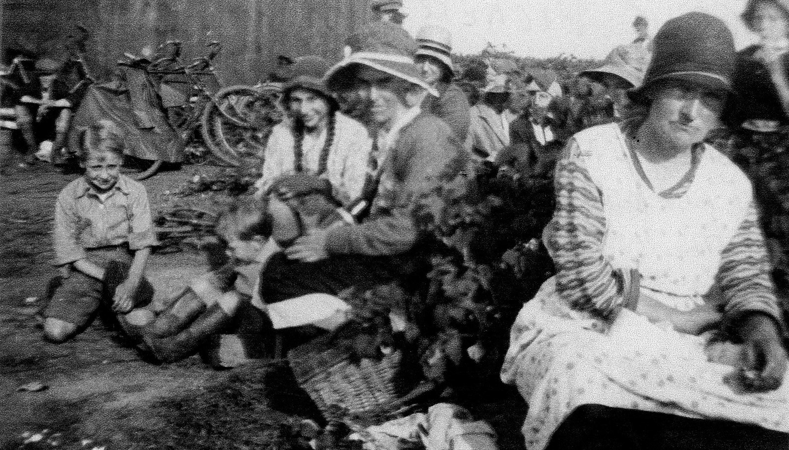 1932 Fruit pickers at Bounds Farm, Goldhanger. L-R front row: ff Appleton?, Cottie Smith (girl in pigtails), Alice Appleton, ?, Florence Chaplin (in foreground). Back row: Eric Southgate (near shed), ?, ?, ?, ?, William Appleton (top right of photo). (Courtesy Karen Tuke, Tolleshunt Major in Words and Pictures old Photos on Facebook)