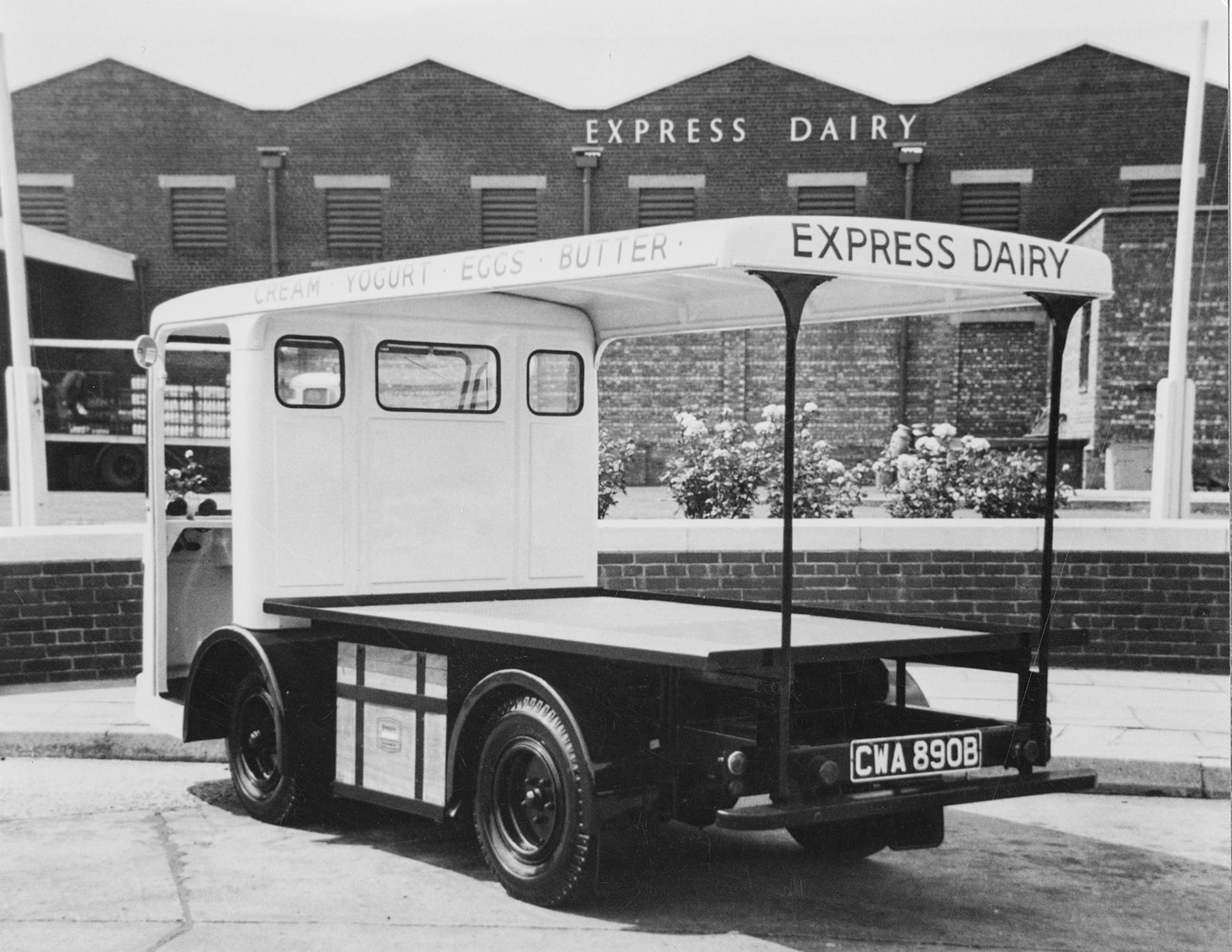 1964 New float pictured at South Ruislip CWA 890B. (Courtesy Paul Smith)