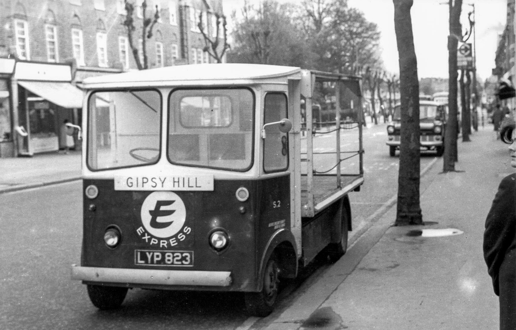 Gipsy Hill Reg: LYP 823. Allan Dawes comments "The location looks like it's outside the Express shop in London Road, Pollards Hill; between Thornton Heath and Norbury. Paul Batchelor comments "The milk floats were very tightly parked in that depot in those sheds. It was very challenging for the milk Lorry drivers to reverse up that alleyway as someone had put a spike into the wall on the entrance so if the lorries got to close to the building it would have ripped out the side of the trailers; I don’t know how they got away with it." (Courtesy Michael Aldread)