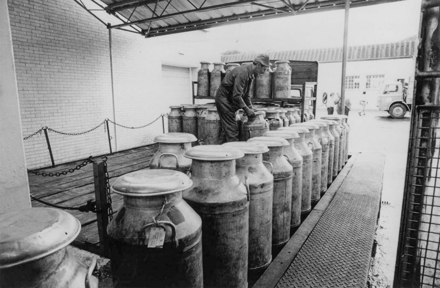 1960's MMB Churn bank unloading, Felin Fach (Courtesy Peoples Collection Wales - Michael Morgan)