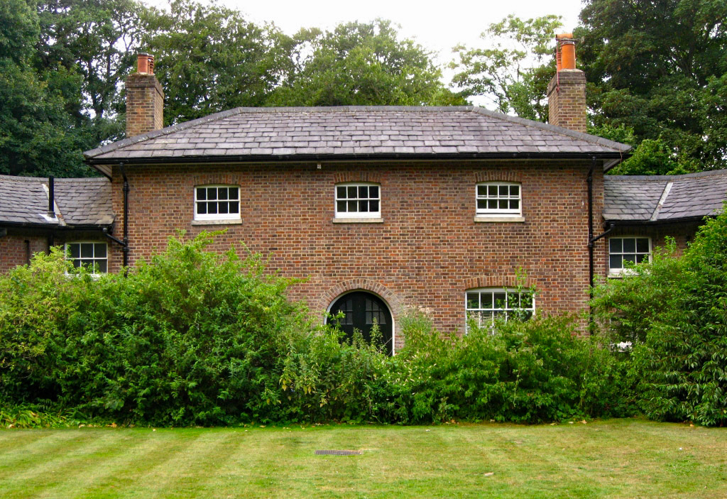 1980's? Kenwood Farm, Hampstead Lane, NW3. Grade II Listed 1064862 in 1983. www.heath-hands.org.uk comment "The first house on the Kenwood site was built in 1616, large areas of woodland were cleared to make way for the formal gardens. ‘Ken Wood’, the patch of woodland to the south of the estate, is a remnant of the Forest of Middlesex, an ancient woodland that once stretched 20 miles north of the City of London."  (Courtesy Julian Osley)