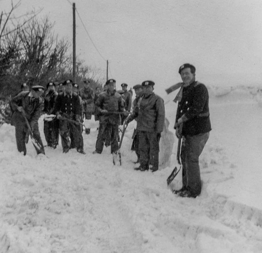 1963 February, Sidmouth Rd Colyton just above the cemetery, "snow 7 feet deep". Jenny Male comments "...I can name the chaps from the right-Jack Macormick, John Gillingham, David Hurford(farmer), Edgar Smith, Don Hansford and Arthur Rowsewell. I can’t see who’s in the back (Courtesy Don Hansford-Keith Sweetland)
