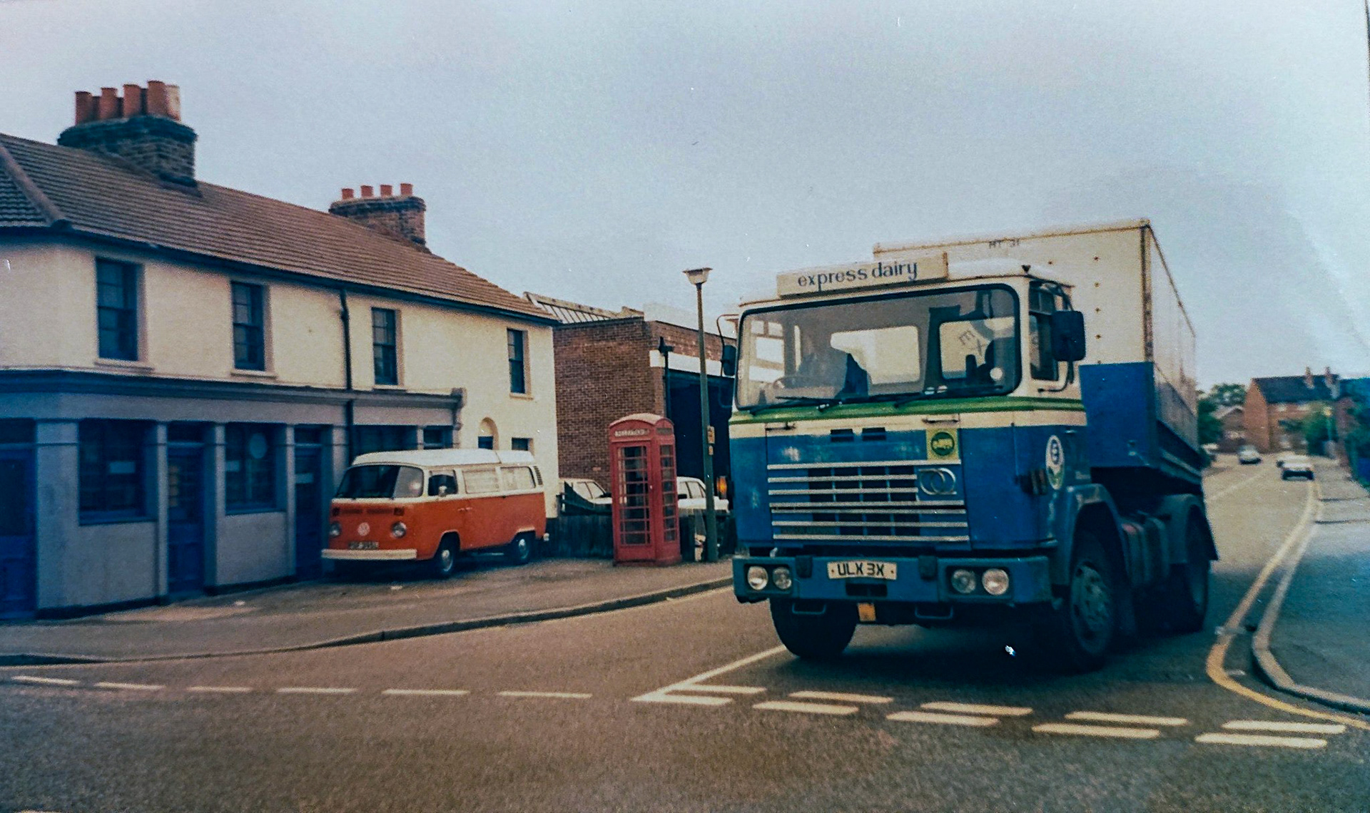 1980's Bromley Bottling Depot. Colin Bristow comments "Early 1980's, corner of College Road and Farwig Lane." Roger Frost adds "I used to go there on night shift to change vehicles over for servicing in the South Morden workshop the next day. I also towed a loaded tanker in there one night with ‘Big Bertha‘ the AEC Matador breakdown truck-so that the milk could be pumped out." (Courtesy Colin Bristow)