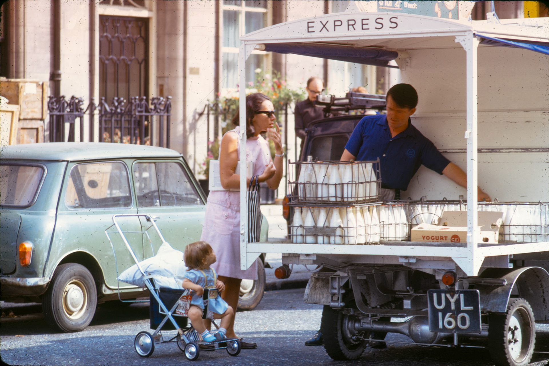 1970s? London delivery with mum and her daughter looking on. (Courtesy Paul Smith)