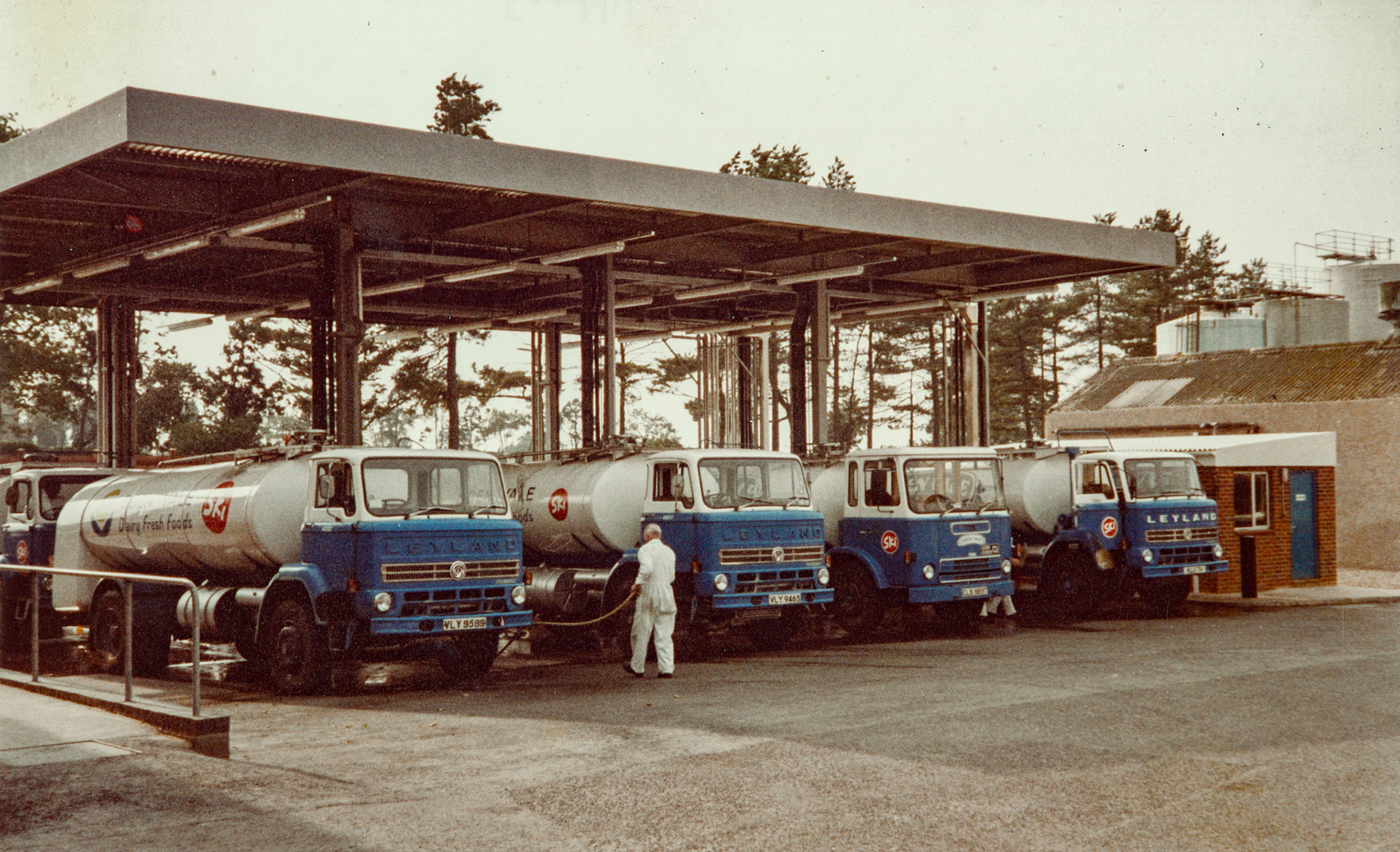 1980s Appleby milk reception, with Clydesdales and the Seddon 200 series. Iain Dargue comments "The late George Jones washing his Clydesdale, the one next to it could have been Eric Tunstall’s-the Atki was piloted by Len Potts, and the V reg Clydesdale at the far end was Tom Park’s all now departed". Finlay Sowerby adds "Looks like dairy floor (milk reception) before silo 4 and 5 were put in behind the labs". Tony Haston comments "I remember going into Appleby with my brother to collect cheese in the late 70s, when he drove for Howarth Bros from Ingleton, and then I took milk into there when I drove for Kidds in the late 80s." Nick Clifford adds "My grandfather had one of Sedden Atkinsons, he wasn’t supposed to take passengers but I got a number of rides out with him". VLY 9589, VLY 9465, CLB 989T, WLB 7?. (Courtesy Paul Luke)