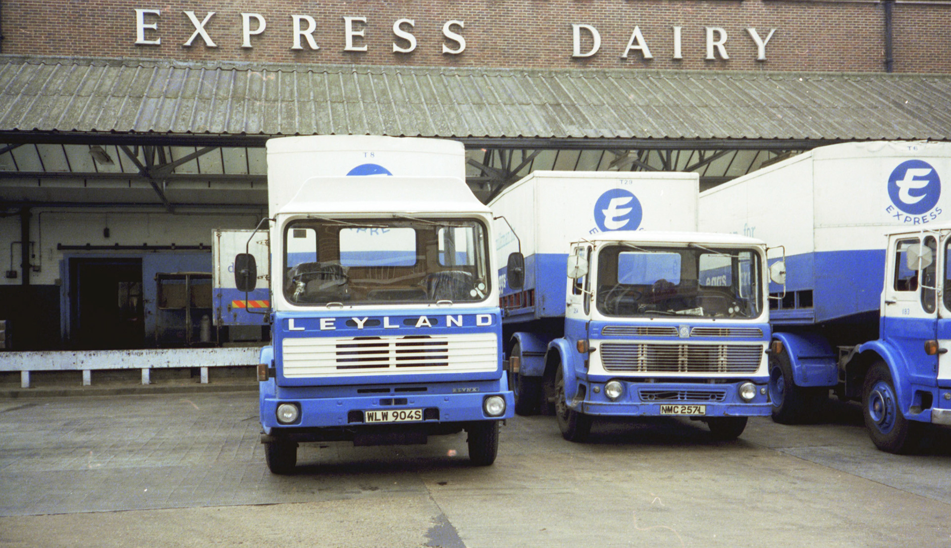 1978 - South Morden loading bank, weighbridge on the right (John Wakely, Flickr)