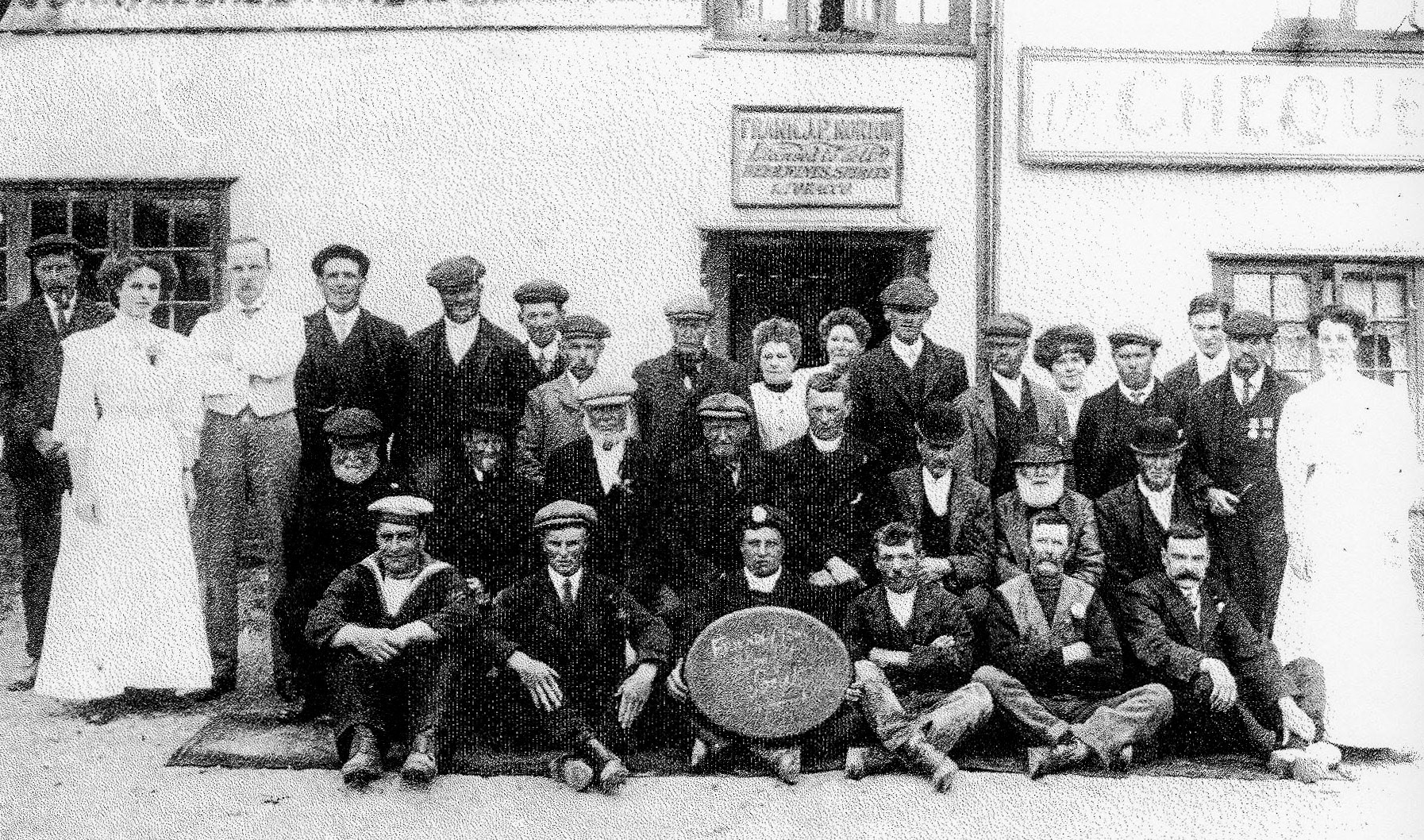 1919 Goldhanger Friendly Brothers outside the Chequers public house, Goldhanger. (Courtesy Karen Tuke, Tolleshunt Major in Words and Pictures old Photos on Facebook)