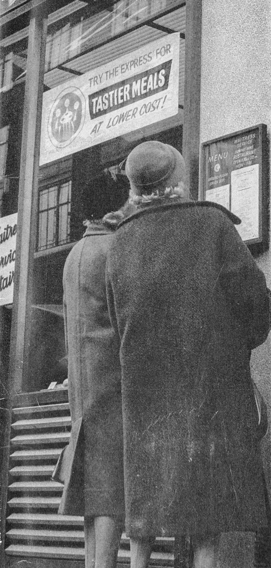 1960 Express restaurant at 131 Fleet Street, London.-customers checking the menu.(Express News Christmas)