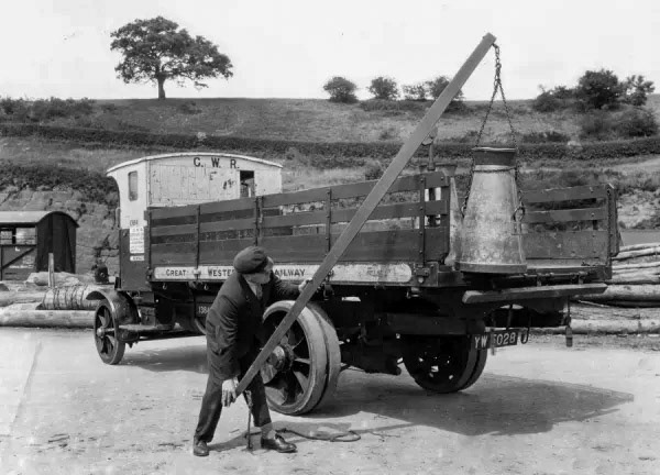 1929 GWR 4-Ton Thornycroft Lorry, seen here using lifting/ lowering mechanism to lift milk churn from trailer. (Courtesy STEAM - Museum of the Great Western Railway)