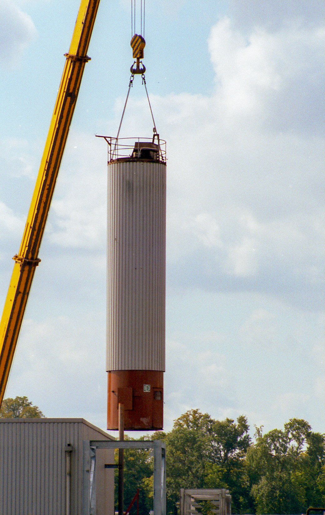 1989c Staplemead. Colin Carpenter comments "One of the sugar silos being lifted to a new position on the new base, where Staplemead House had once stood." (Courtesy Colin Carpenter)