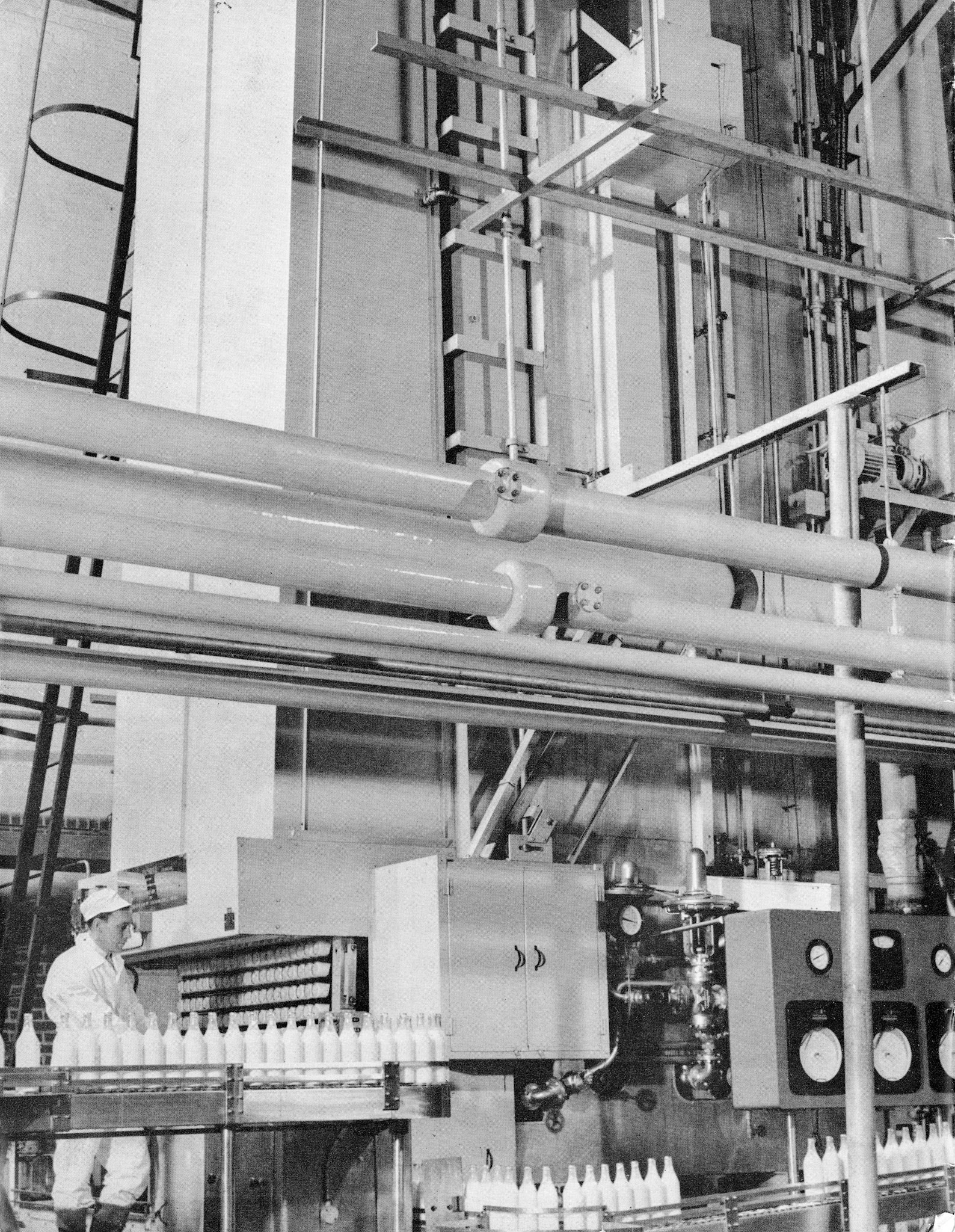 1964 NIne Elms picture from Express Story 1864 - 1964. The Surrey Sterilized Milk Co.,South Lambeth S.W.8. was acquired by Express Dairy around 1960. Roger Frost comments "You had to make sure that you had a 'sterilised trailer' when doing vehicle changeovers for Nine Elms. The trailers were not as some people thought super clean, it meant they had a high roof to accommodate the taller sterilised milk bottles."