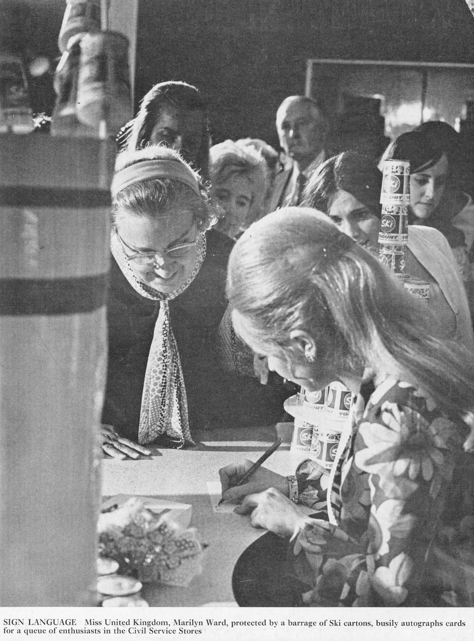 1971 Miss United Kingdom, Marilyn Ward, autographs cards in the Civil Service Stores