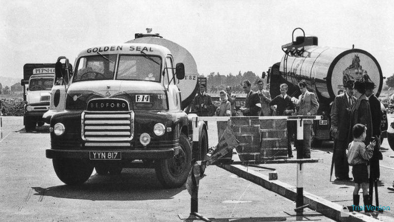 1960's Golden Seal Bedford Tanker YYN 817