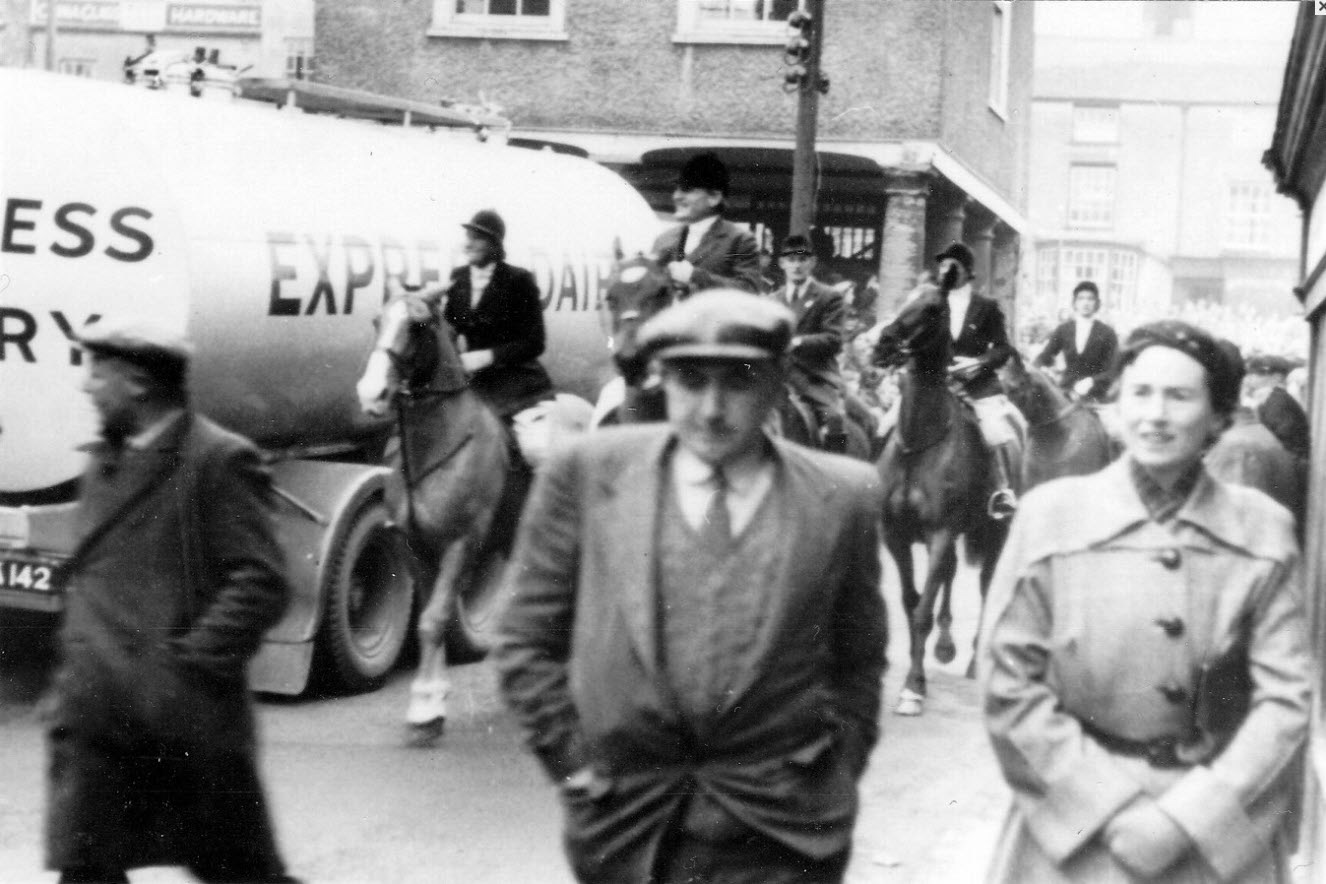 1950's Faringdon Market Place on Boxing Day, with Express Tanker making its way through the Berkshire Hunt onlookers. From the Raymond H. Hutt collection, www.fdahs.org.uk