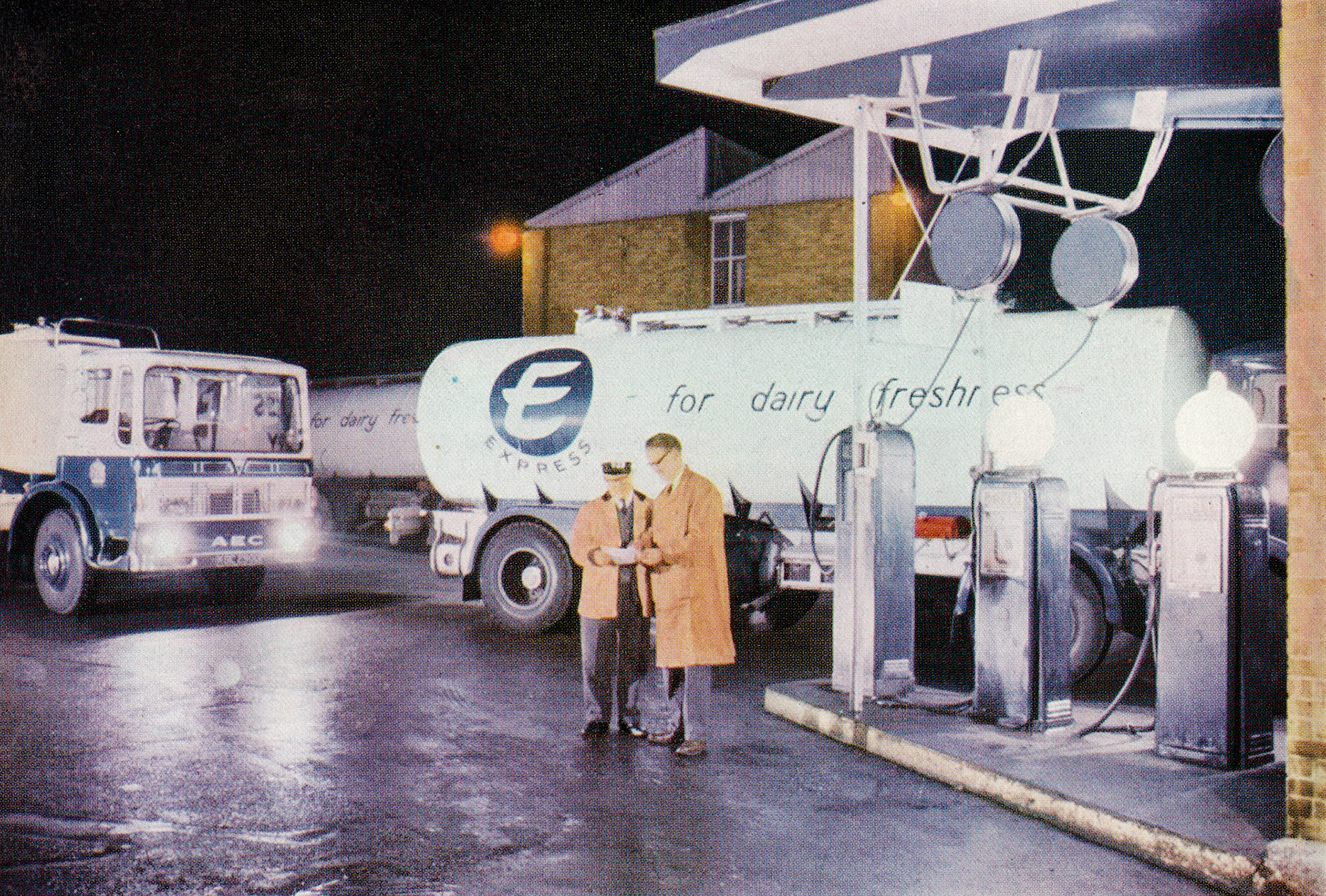 1966 Express night-time operations - Driver Bill Thomas receives instructions from Night Tanker Foreman Harry Shepherd, at South Ruislip, before collecting 3000 gallons of milk from Staplemead for delivery to Bromley Processing. (Express News Summer 1966)