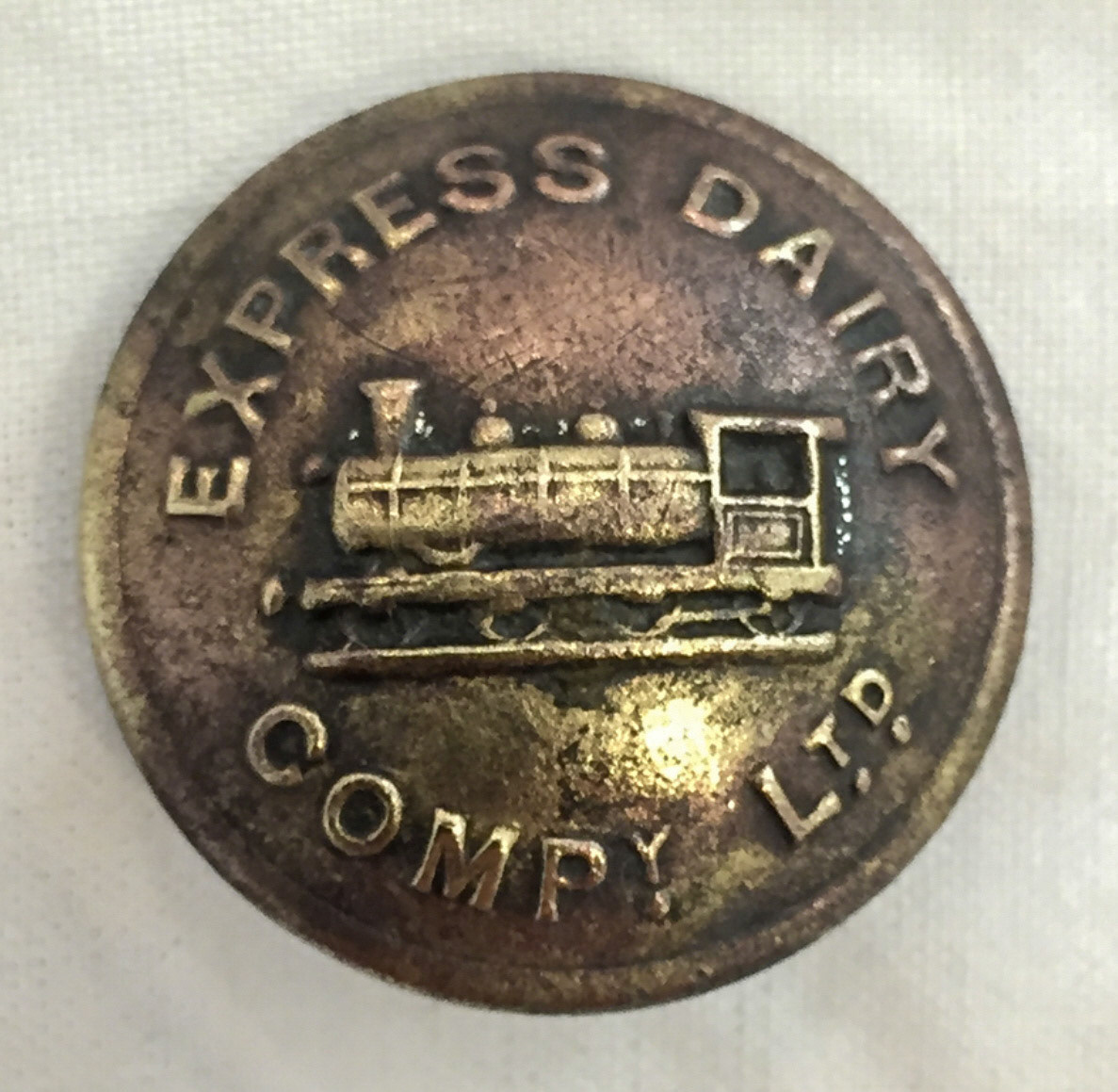 1900's? "This one has cleaned up well. Button found on the Thames foreshore." (From Tobias Nehmy Neto on Instagram)