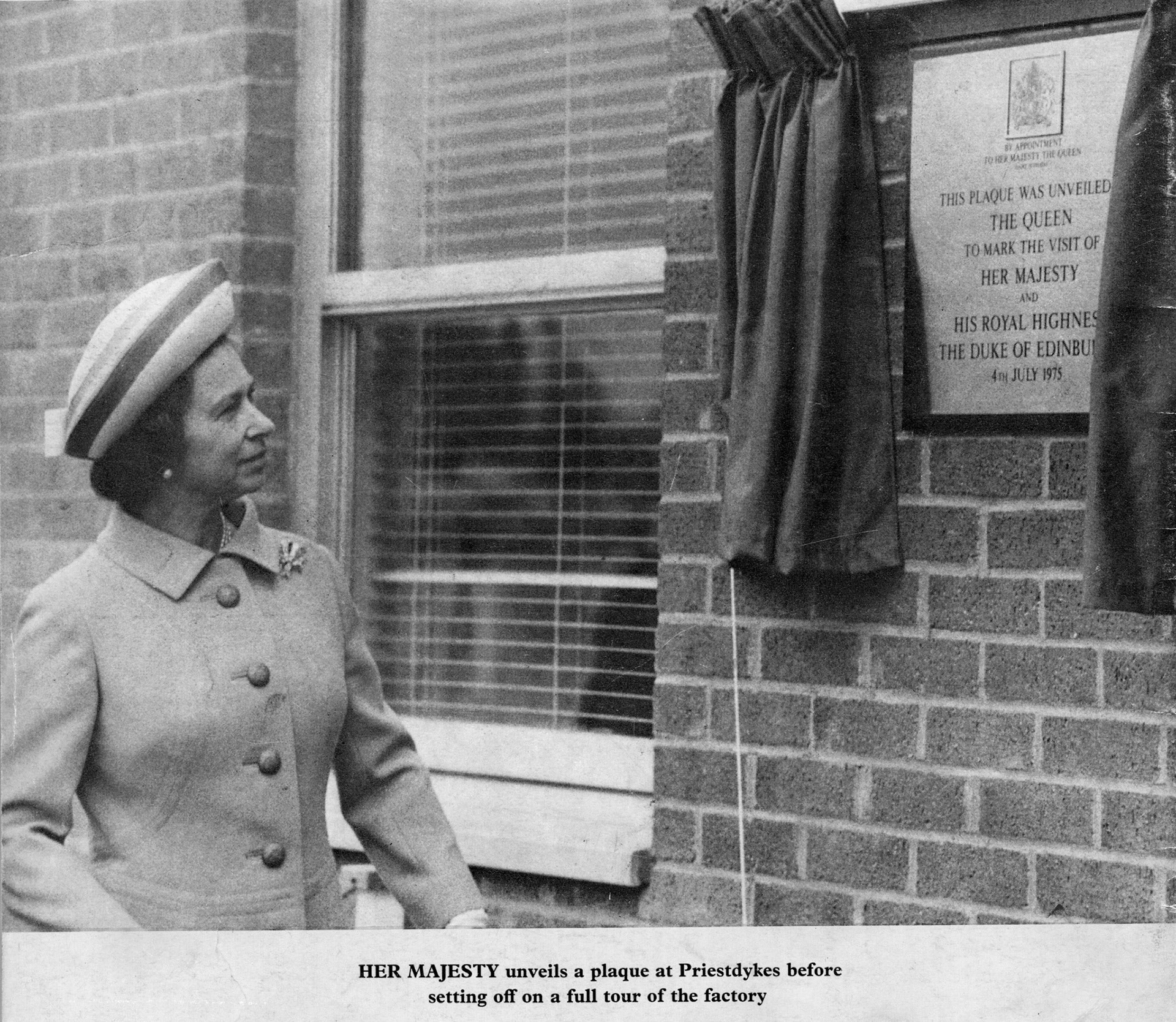 1975 The Queen unveils a plaque at Priestdykes