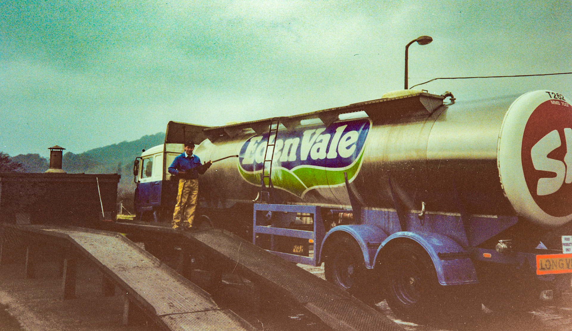 1991 Honiton, December: John Trenchard washing lorries. (Courtesy Wendy Hawker)