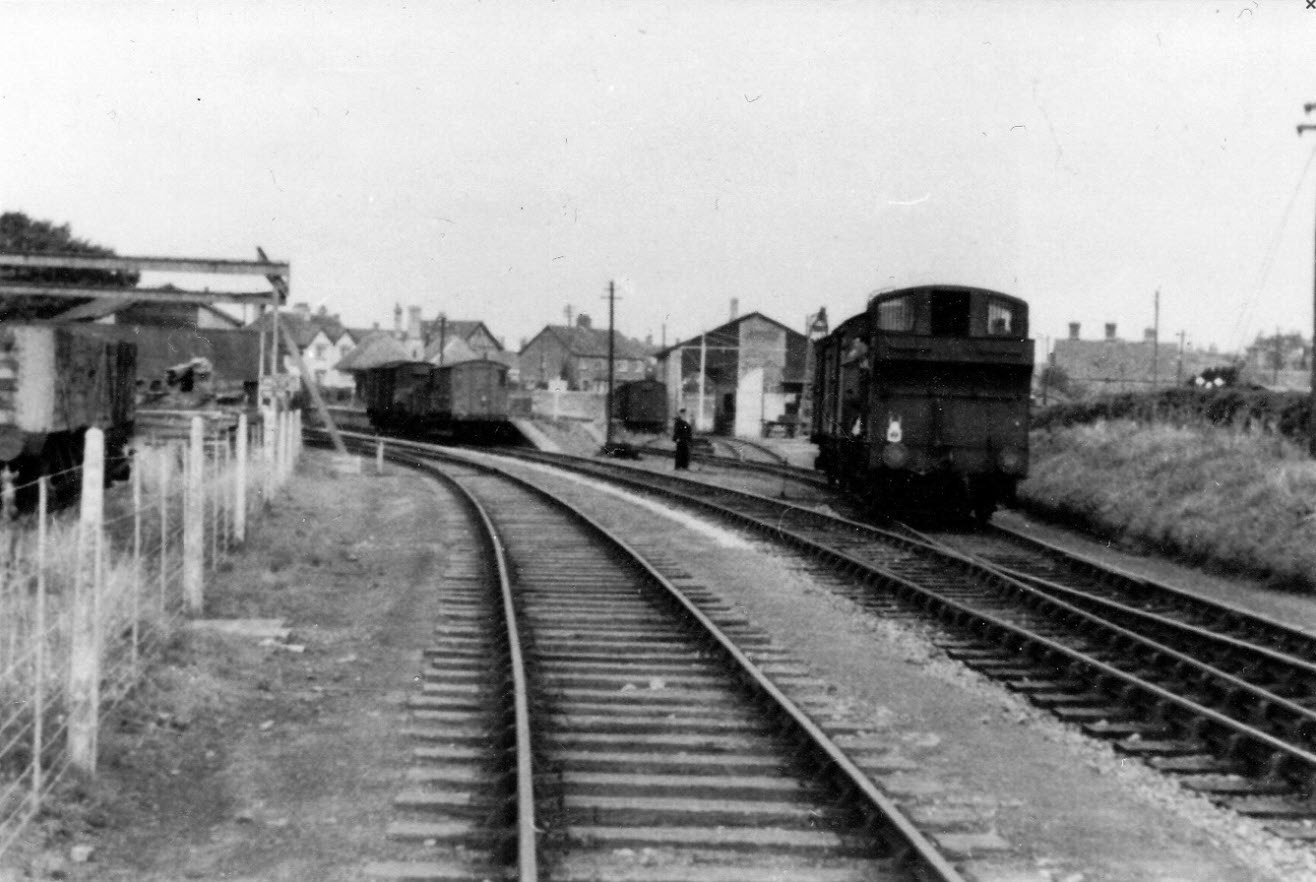 1950's Faringdon Station from the Raymond H. Hutt collection, www.fdahs.org.uk