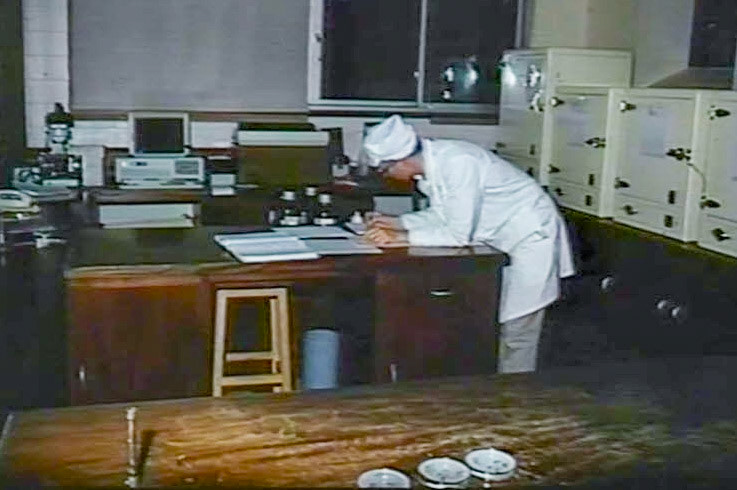 1990's Ruyton Laboratory. Steven Harley recognises Ken Downwood. (Stills from Ruyton Video (Steven Harley))