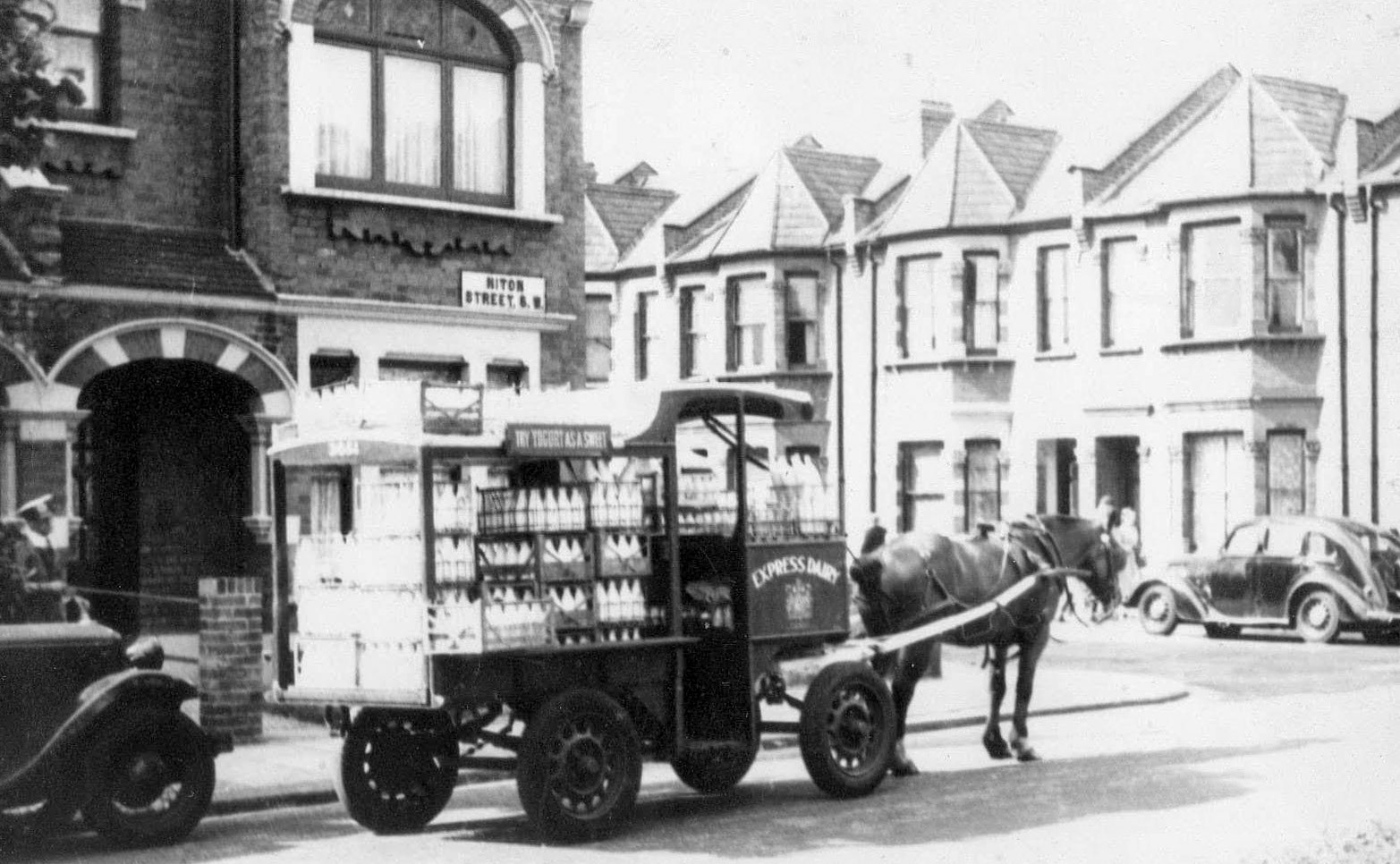 Horse drawn cart in Niton Street, Fulham, from Hurlingham Depot. (Courtesy Michael Aldread)