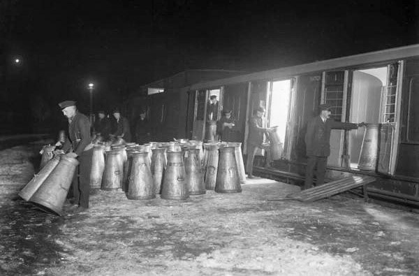 1926 - Milk Churn Handling at Clapham Junction