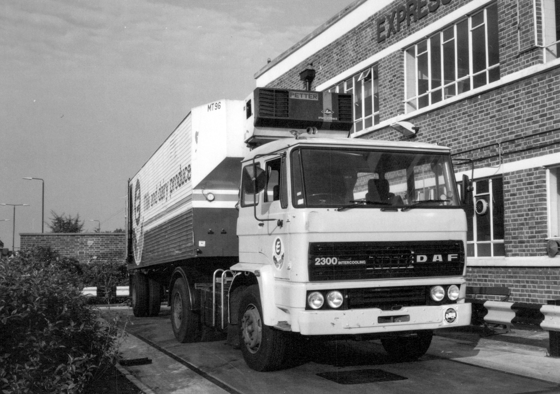 1987? Daf unit on the second weigh bridge at South Morden dairy. Not used on the road at South Morden, had a sleeper cab, possibly Ex. Aylesbury Foods lorry (Courtesy Dave Fane)