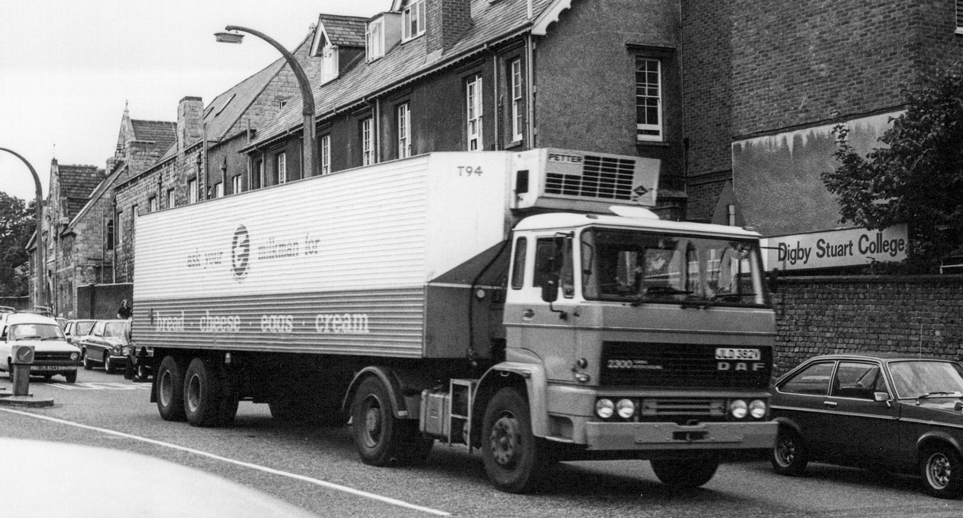 1984? Daf unit and 22 stillage trailer traveling down Roehampton Lane, Putney (Courtesy Dave Fane)