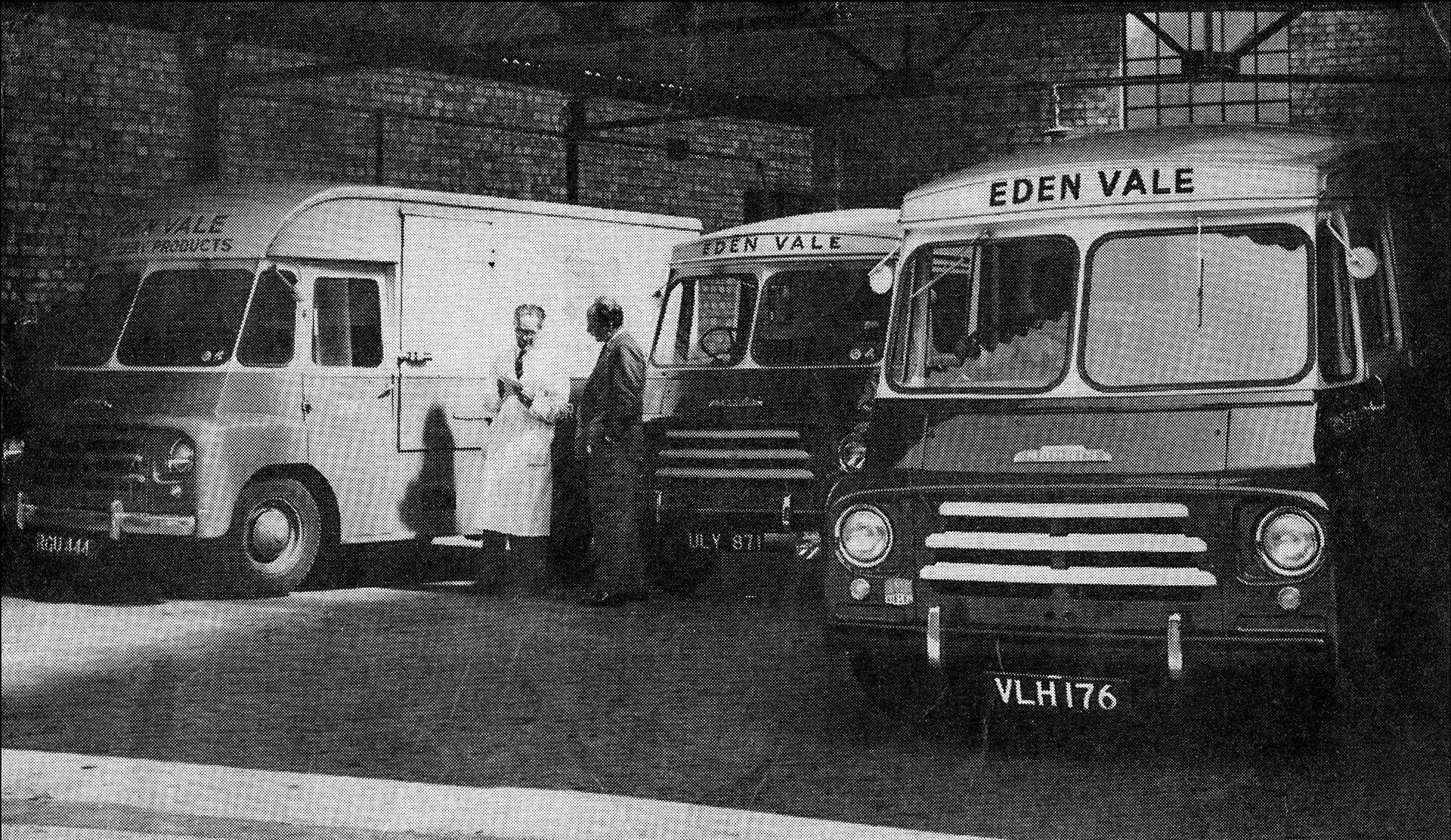 1958 Express Dairy Products Ltd, forerunner of Eden Vale at Kenton, previously a retail depot. Morris delivery vans RGU 144, Co: 1900, ULY 871 and VLH 176 in the depot, also a Transport Garage. (Express News September)